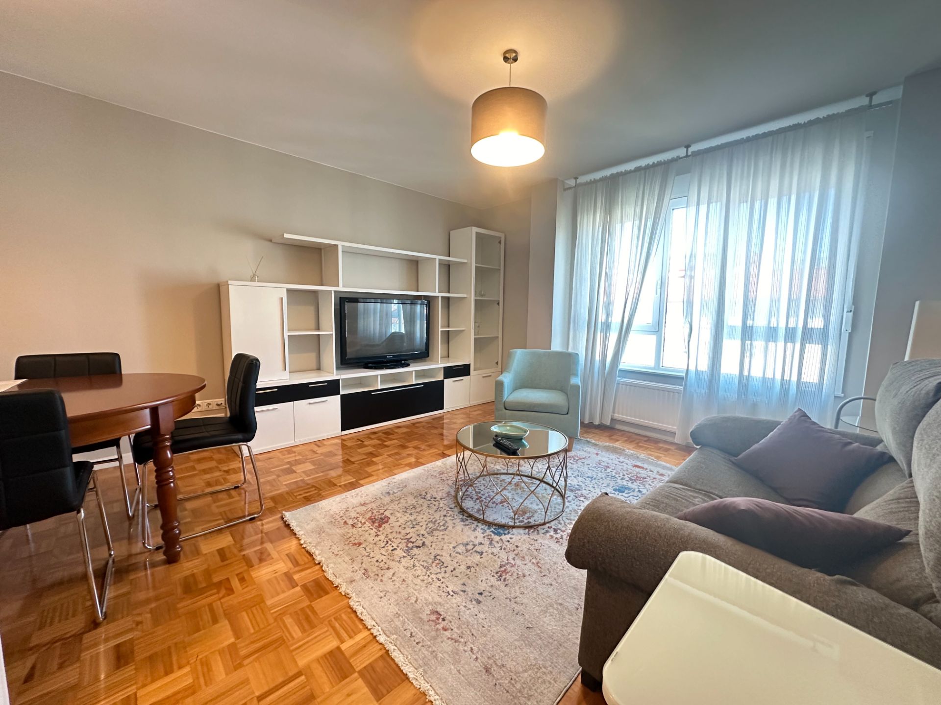 Living room of Flat to rent in Santiago de Compostela   with Heating, Parquet flooring and Furnished