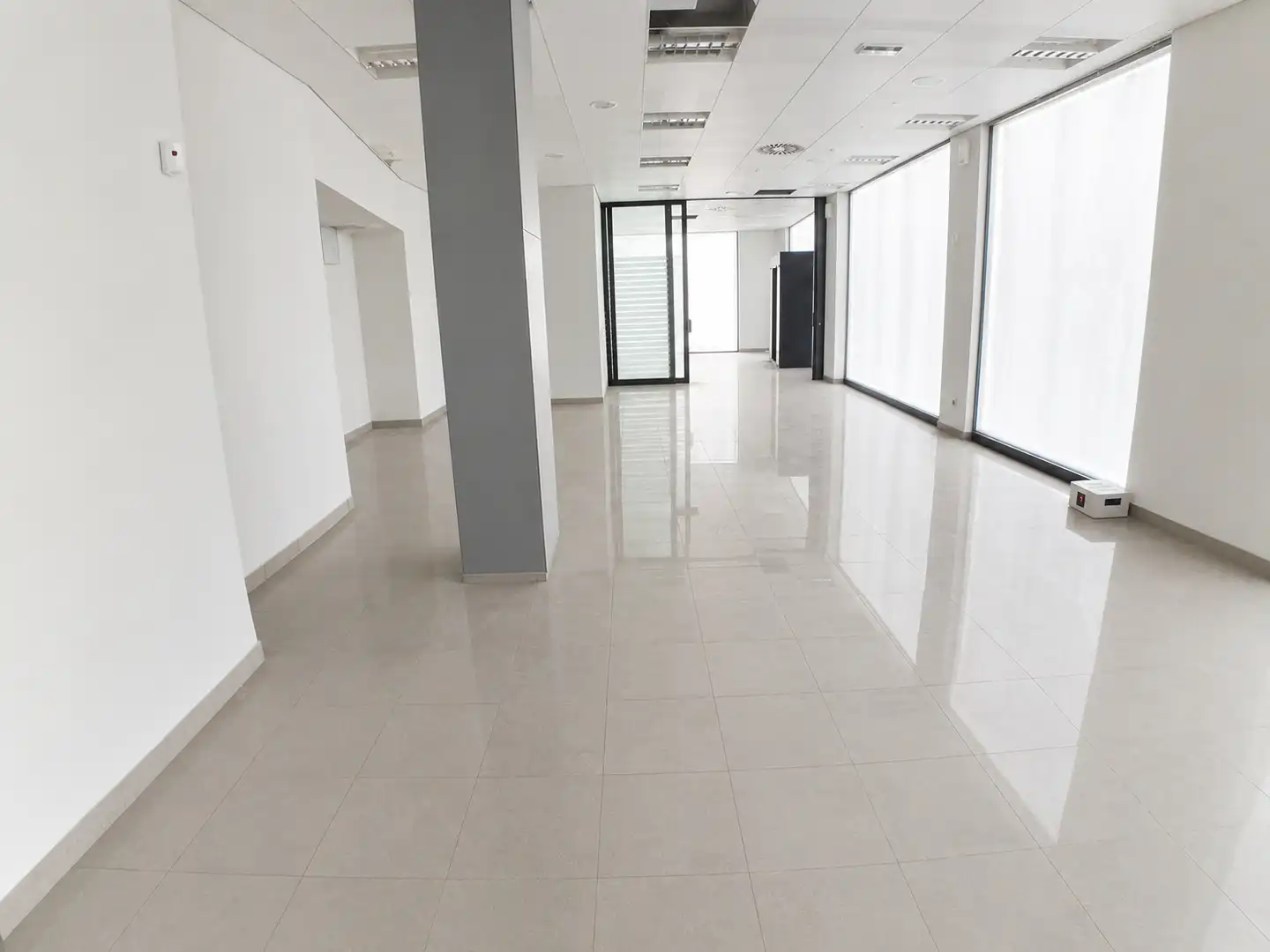 Local comercial en venta en Carrer Violant d'Hongria 13, imagen 2