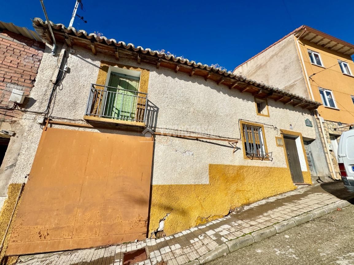 Vista exterior de Casa adosada en venda en Tórtola de Henares amb Calefacció
