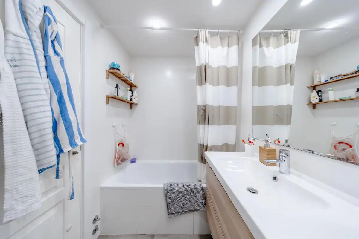 Badezimmer von Wohnung zum Verkauf in Madrid mit Klimaanlage, Heizung und Privatgarten