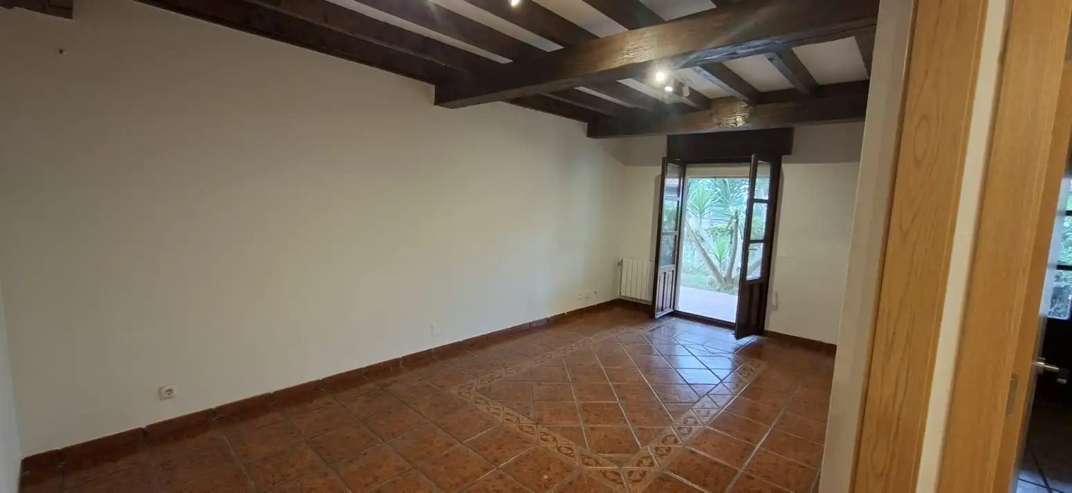 Sala d'estar de Casa adosada en venda en Cabezón de la Sal amb Calefacció, Jardí privat i Parquet
