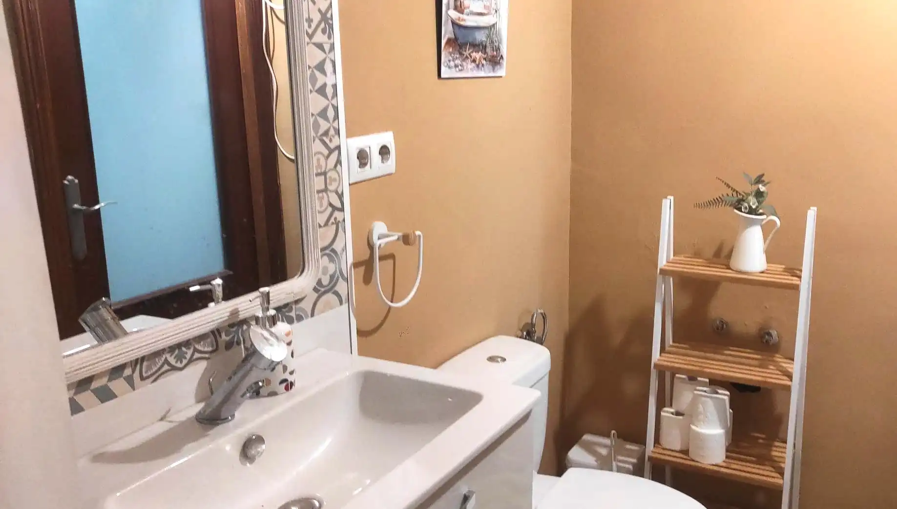 Baño de Apartamento de alquiler en Sanlúcar de Barrameda con Aire acondicionado, Calefacción y Amueblado