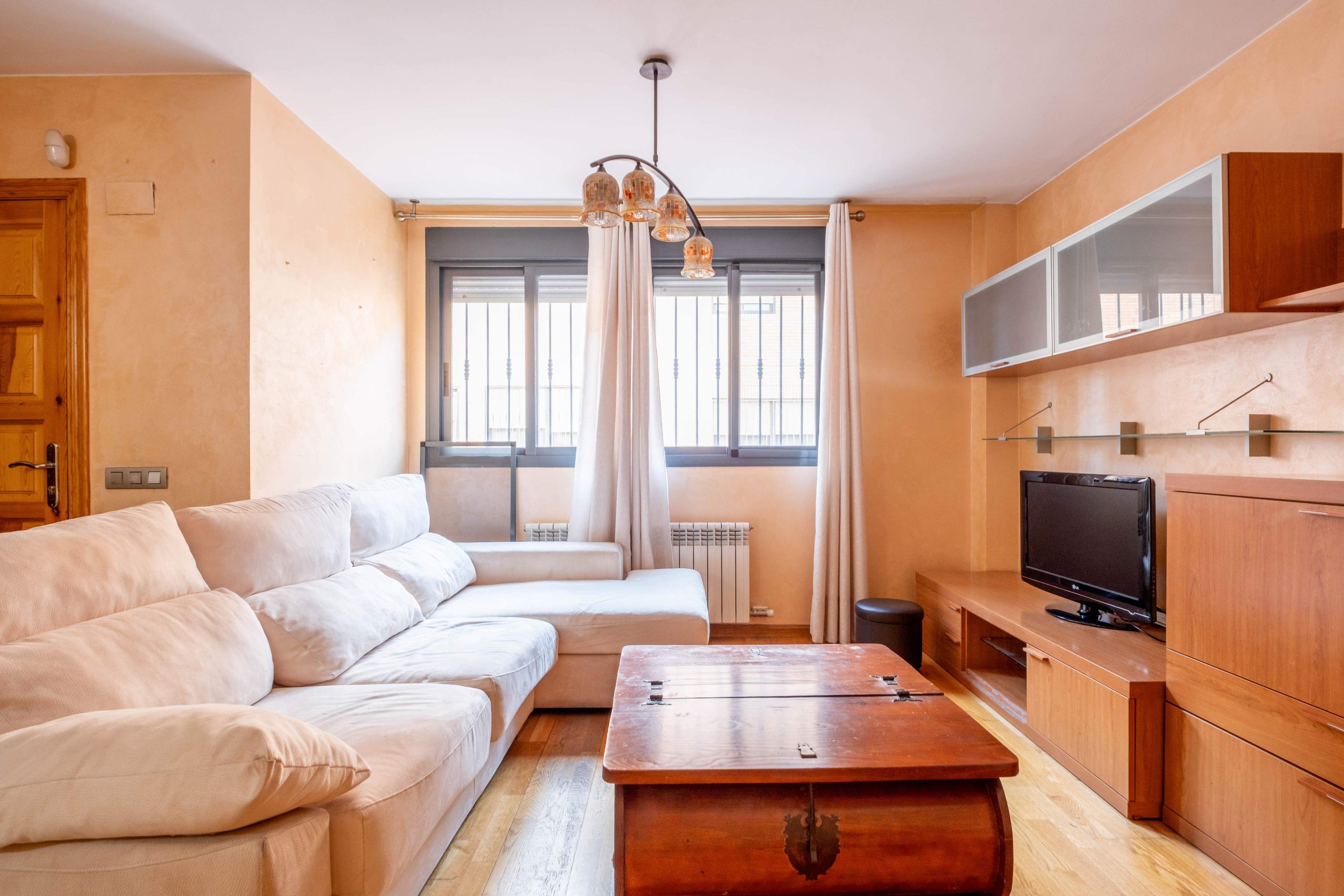 Sala d'estar de Casa adosada en venda en  Zaragoza Capital amb Calefacció, Jardí privat i Parquet
