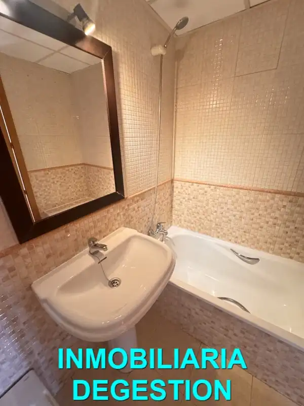 Badezimmer von Dachboden zum Verkauf in Linares mit Klimaanlage, Heizung und Parkett