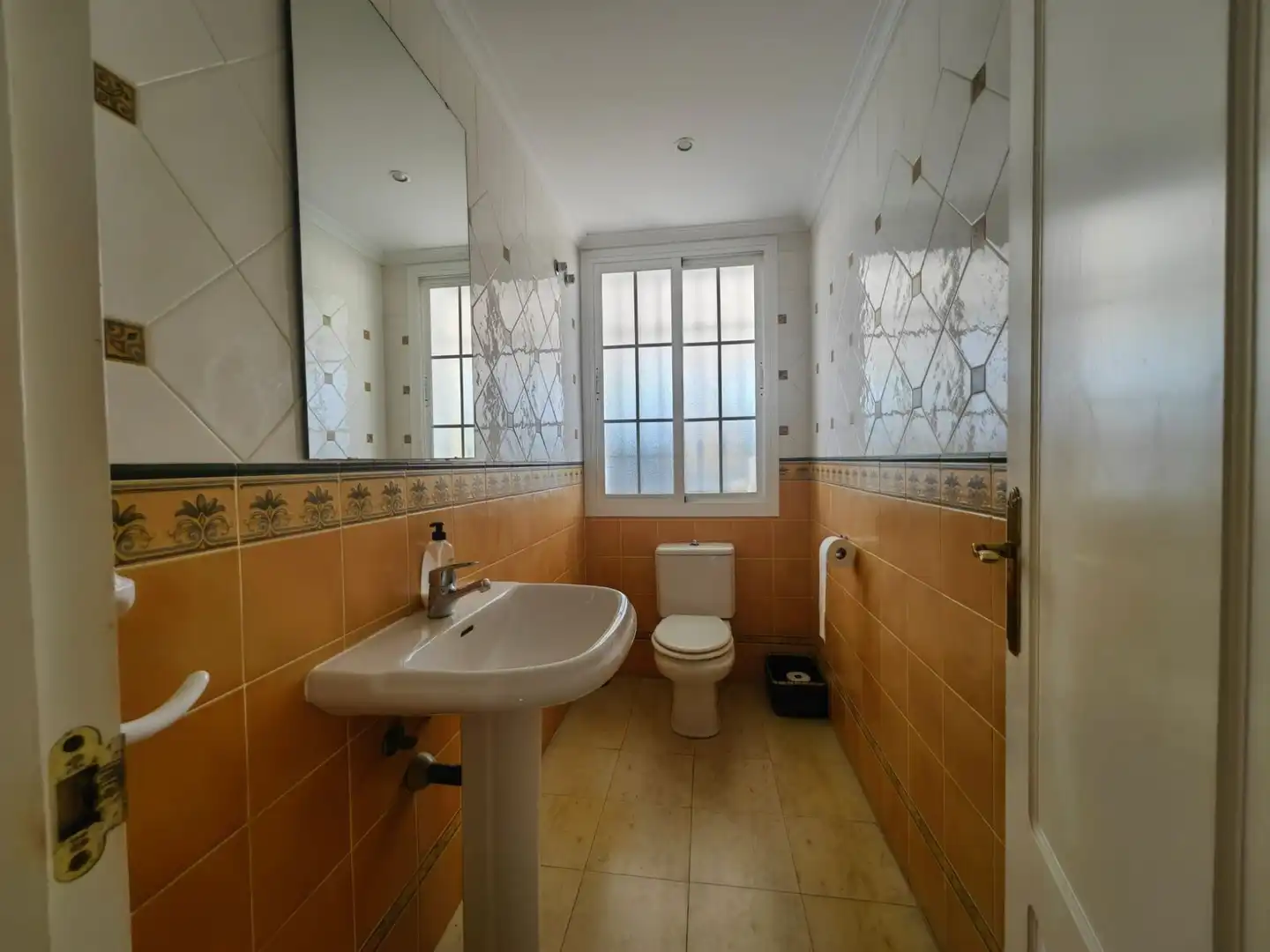 Bany de Casa o xalet en venda en Estepona amb Aire condicionat, Jardí privat i Terrassa