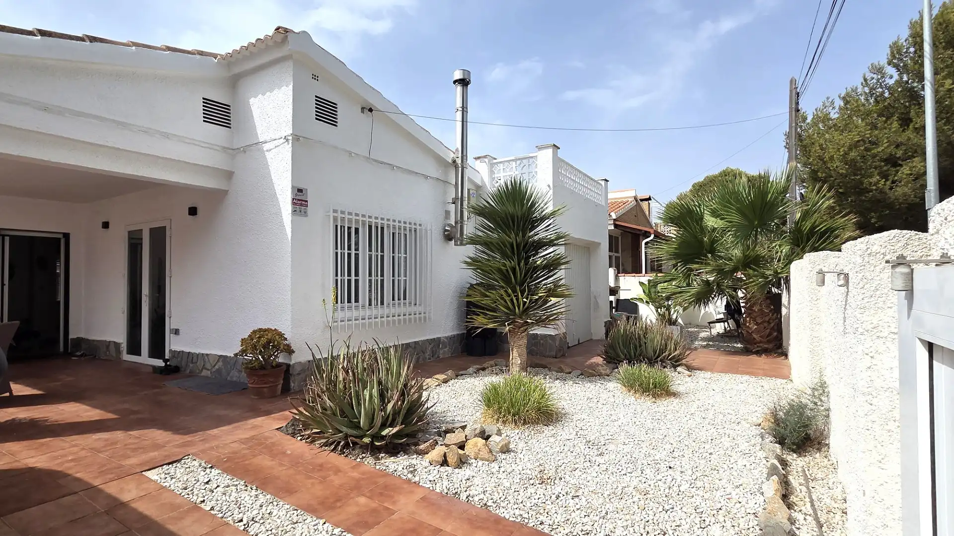 Vista exterior de Casa o xalet en venda en Cartagena amb Aire condicionat, Jardí privat i Terrassa