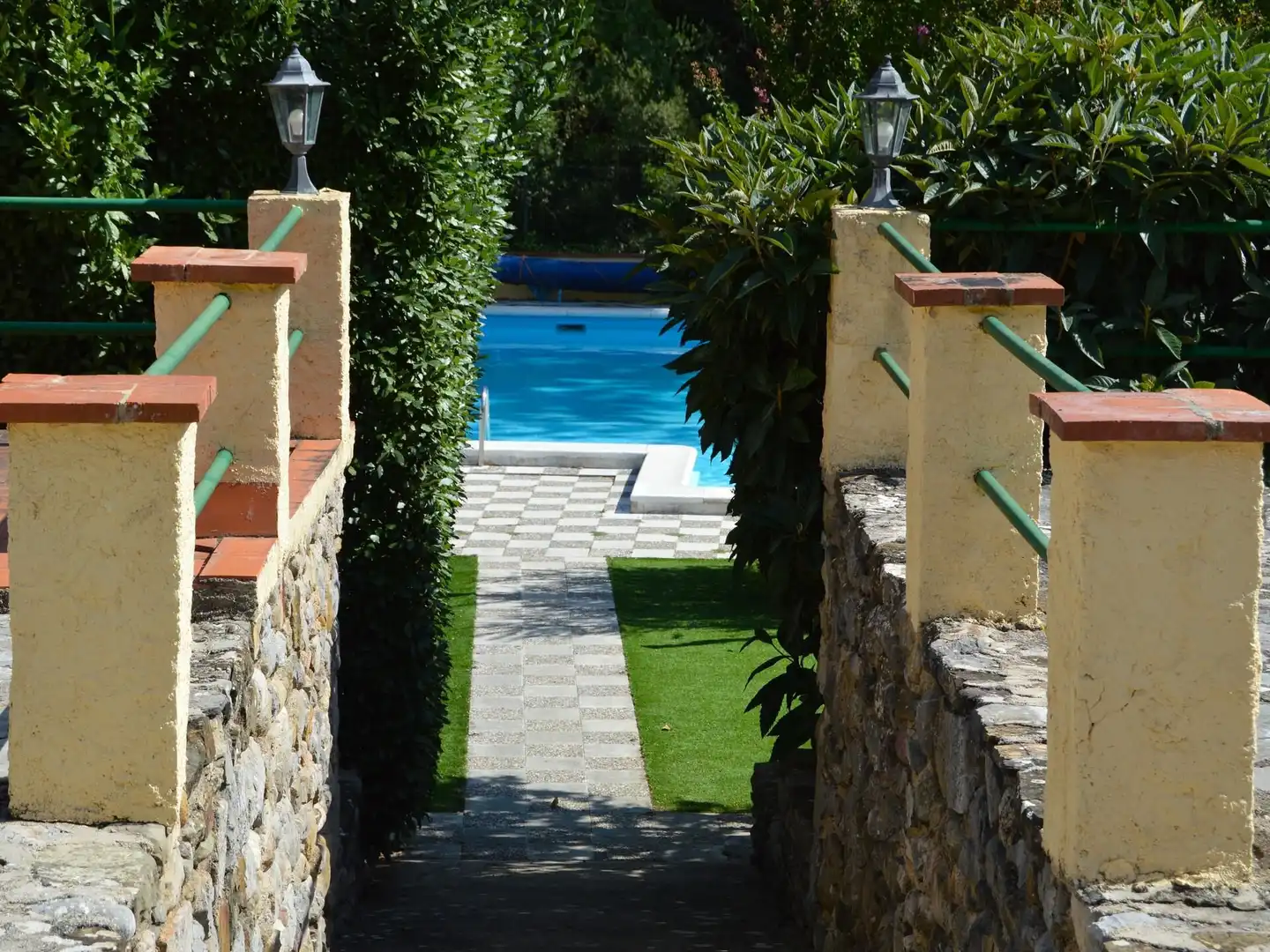 Piscina de Casa adosada en venda en Sant Llorenç de la Muga amb Jardí privat, Terrassa i Traster