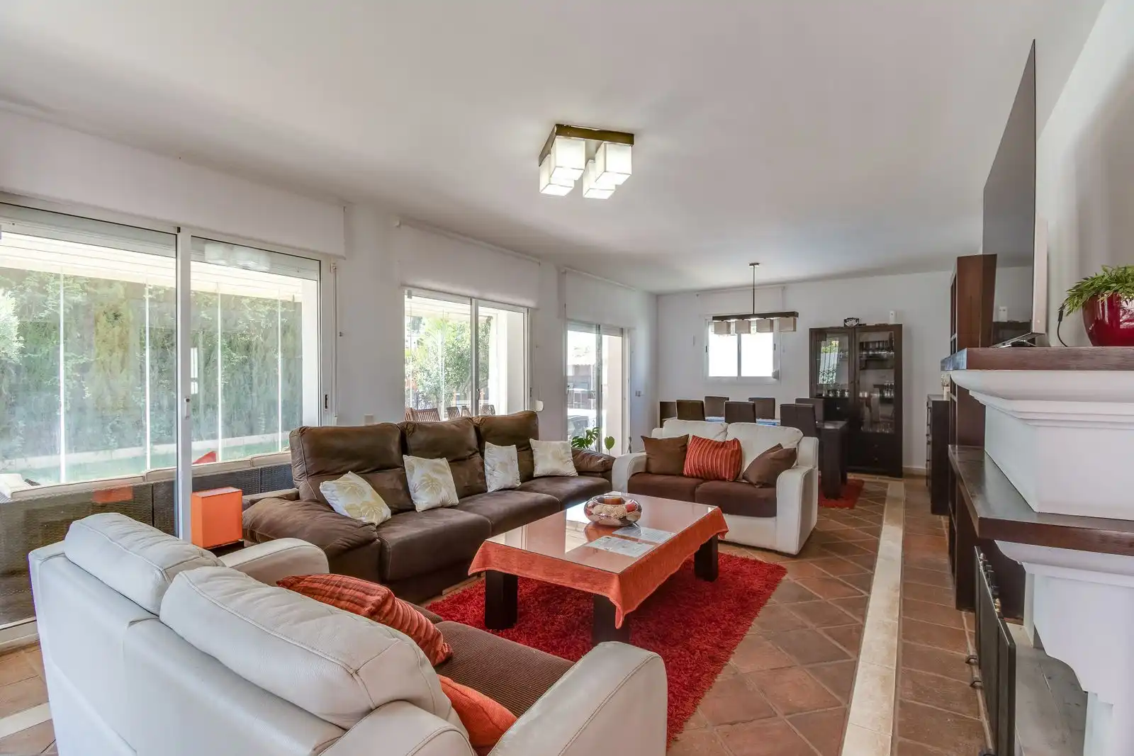 Sala d'estar de Casa o xalet en venda en Manilva amb Aire condicionat, Jardí privat i Piscina
