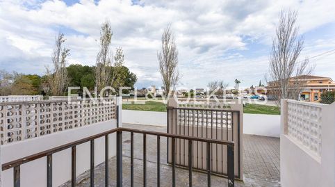 Adosado reformado de tres plantas con sótano, terraza y piscina comunitaria, immagine 2