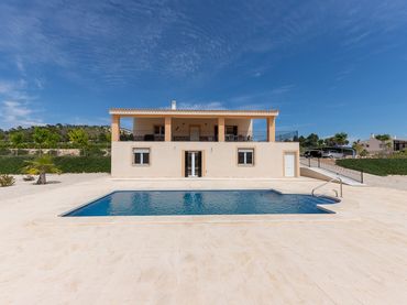 Casa con piscina en venta en Novelda