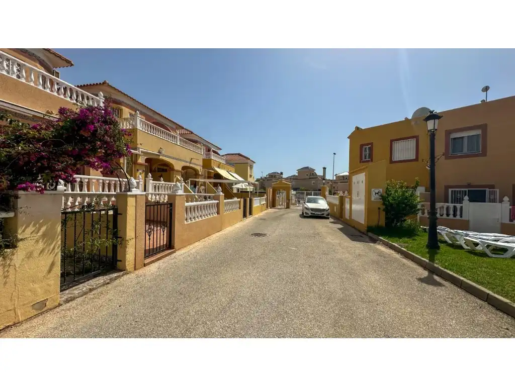 Vista exterior de Casa o xalet en venda en Orihuela amb Aire condicionat, Jardí privat i Terrassa