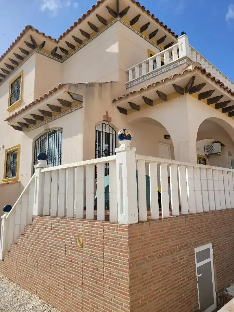 Vista exterior de Casa adosada en venda en Orihuela amb Jardí privat, Traster i Moblat