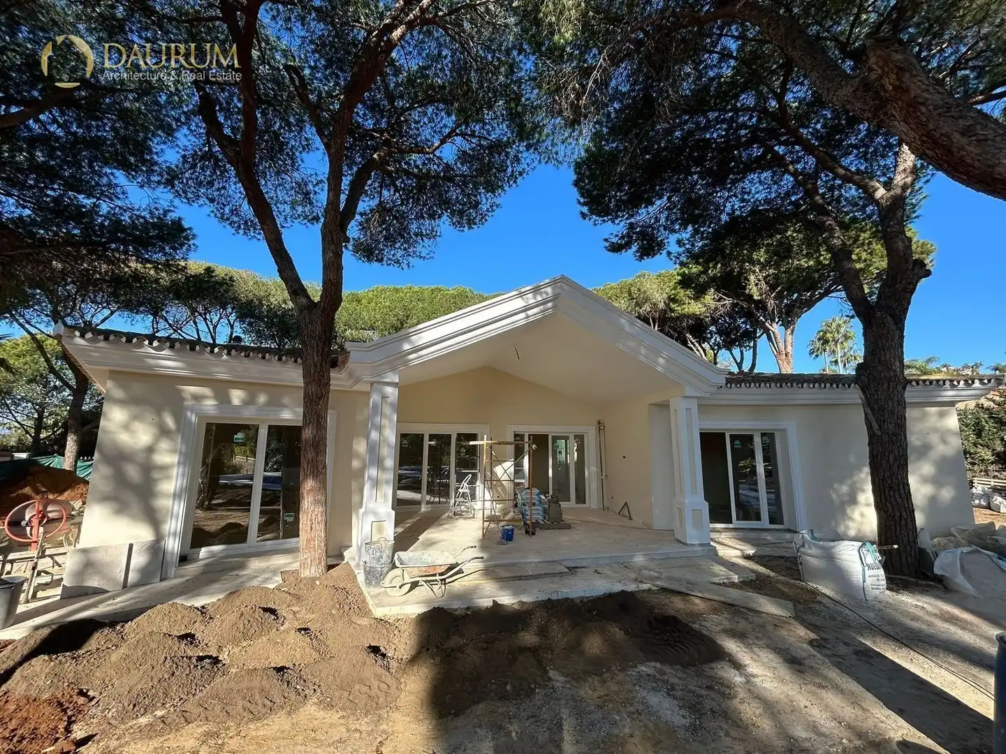 Vista exterior de Casa o xalet en venda en Marbella amb Aire condicionat i Jardí privat