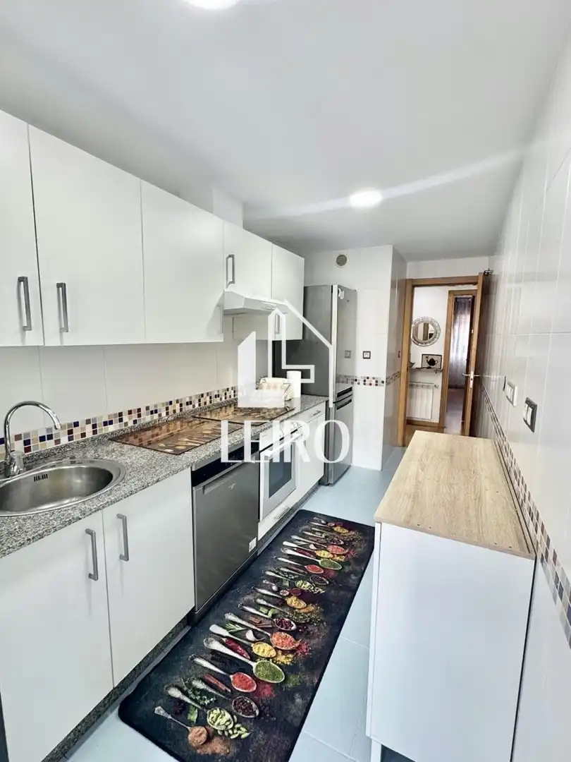Cocina de Apartamento en venta en Vilagarcía de Arousa con Calefacción, Terraza y Trastero
