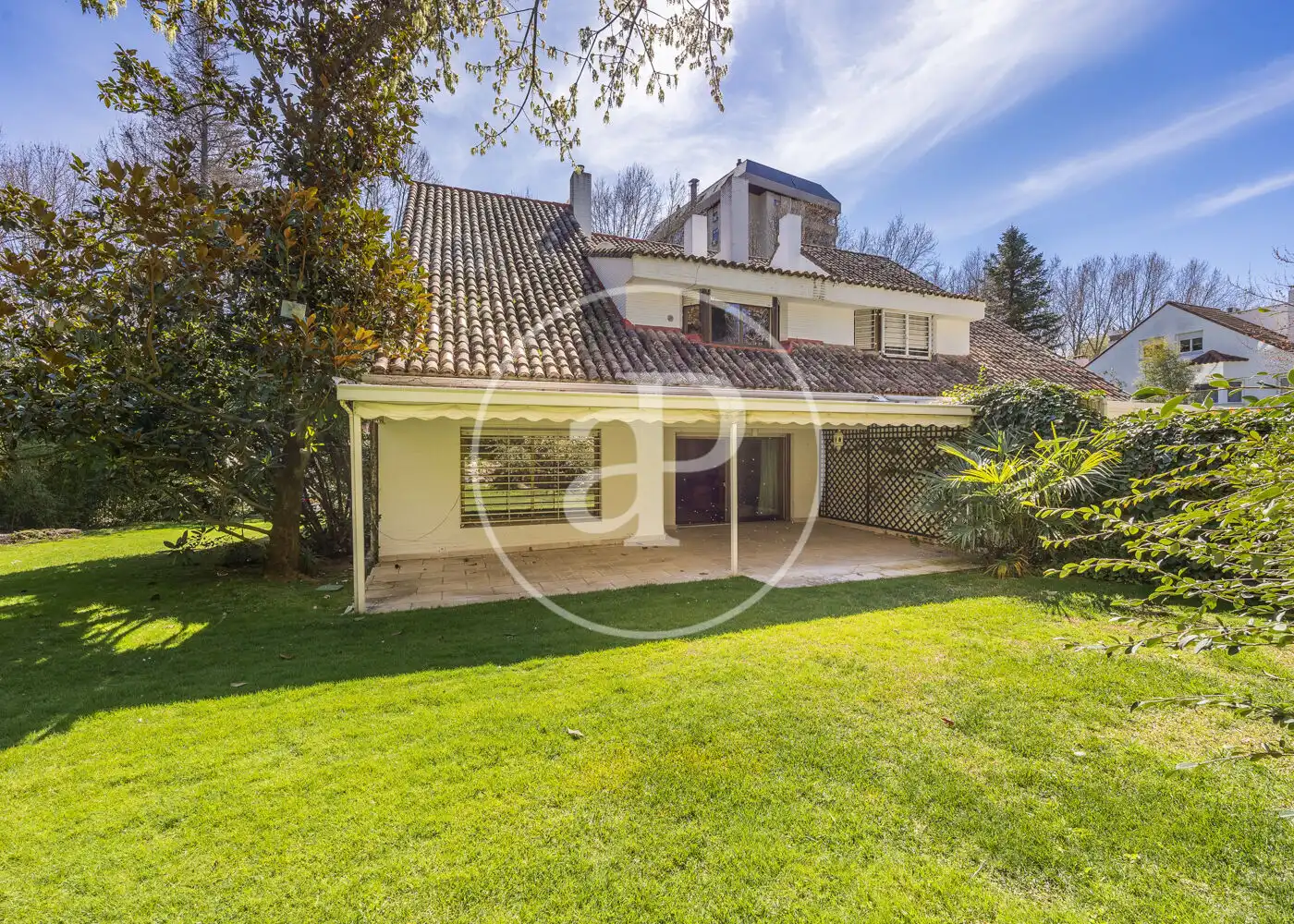 Garten von Einfamilien-Reihenhaus zum Verkauf in Madrid mit Klimaanlage, Heizung und Privatgarten