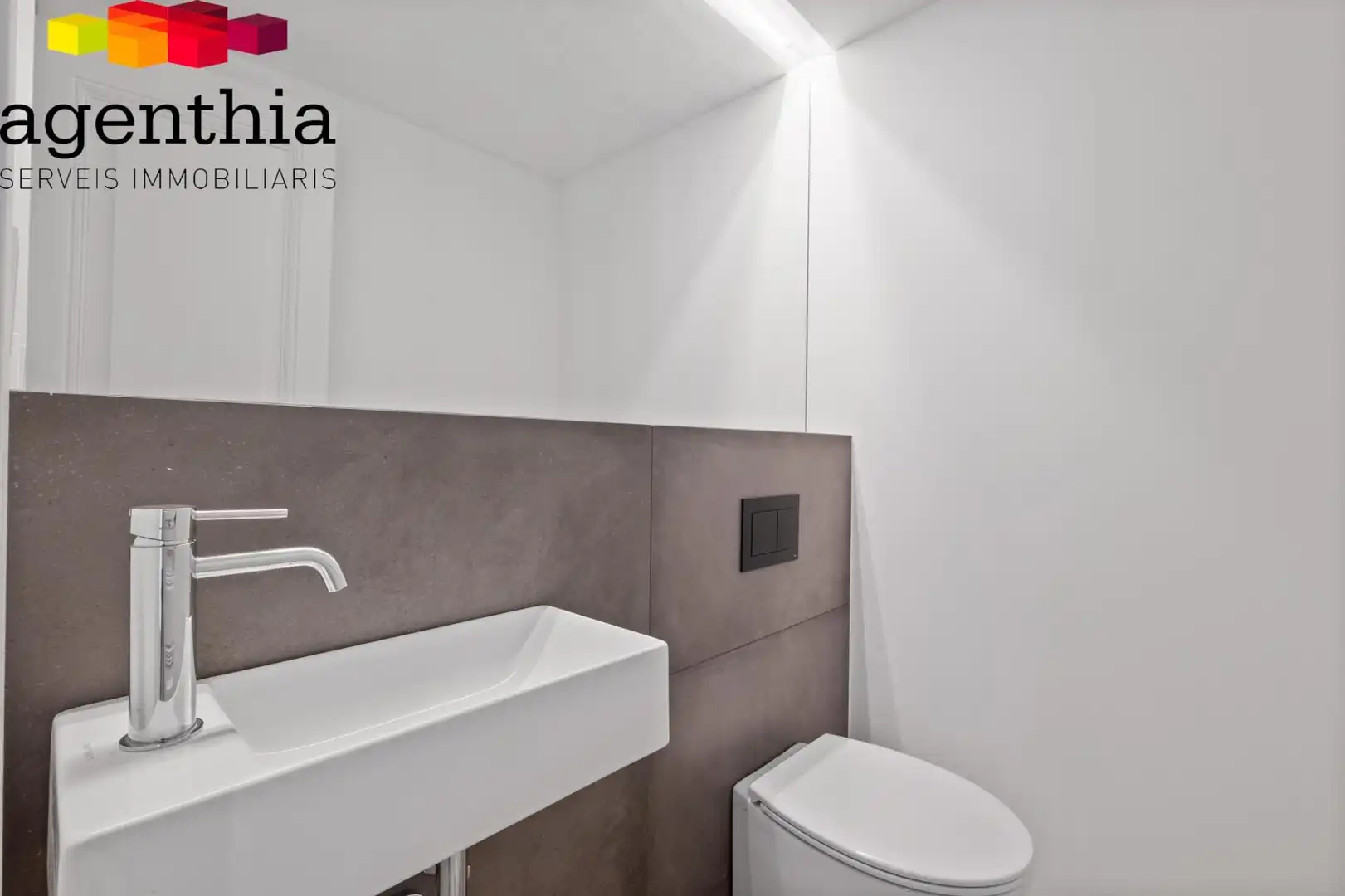 Bathroom of Flat for sale in Girona  with Air Conditioner, Heating and Terrace