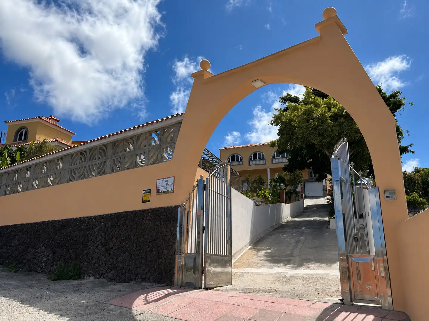 Vista exterior de Casa o xalet en venda en San Bartolomé de Tirajana amb Aire condicionat, Jardí privat i Terrassa