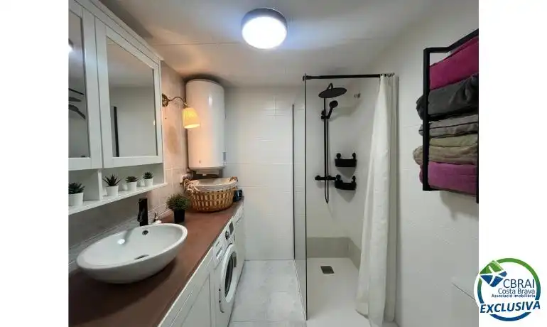 Bathroom of Apartments for sale in Empuriabrava  with Air Conditioner, Terrace and Furnished