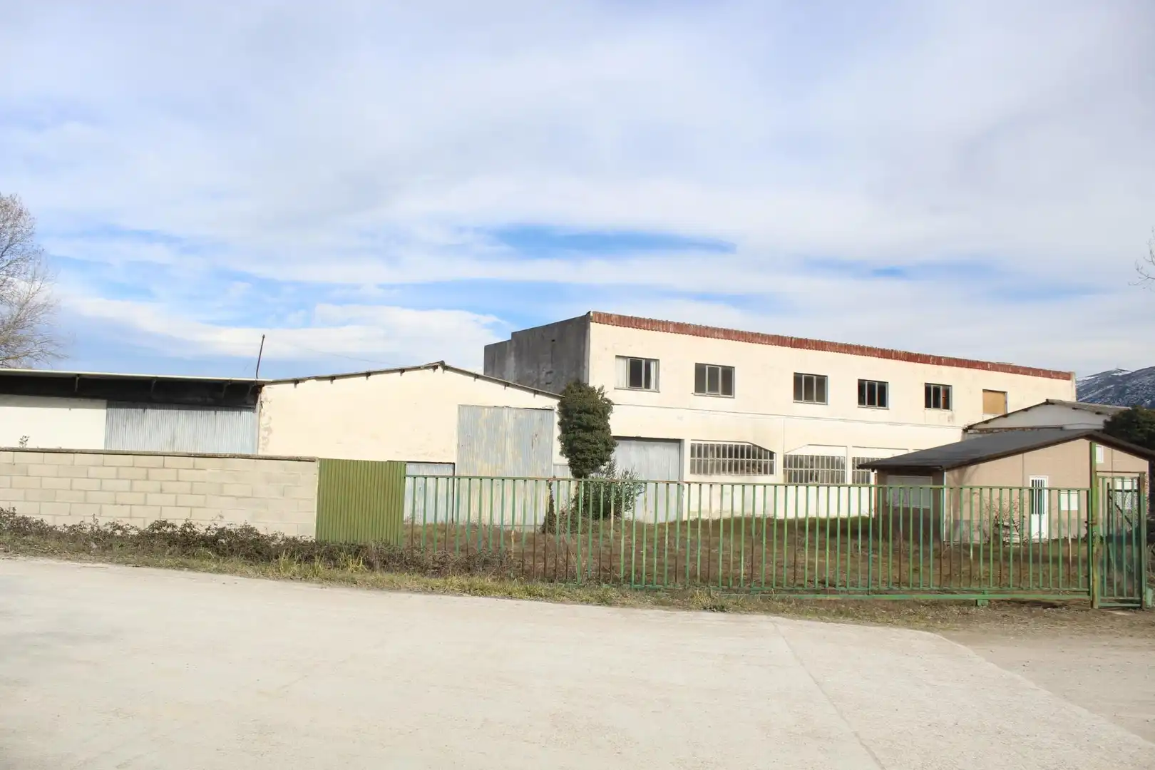 Außenansicht von Fabrikhallen zum Verkauf in Lumbier