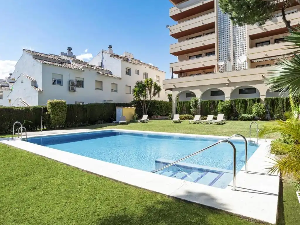 Piscina de Apartament en venda en Marbella amb Aire condicionat, Calefacció i Jardí privat