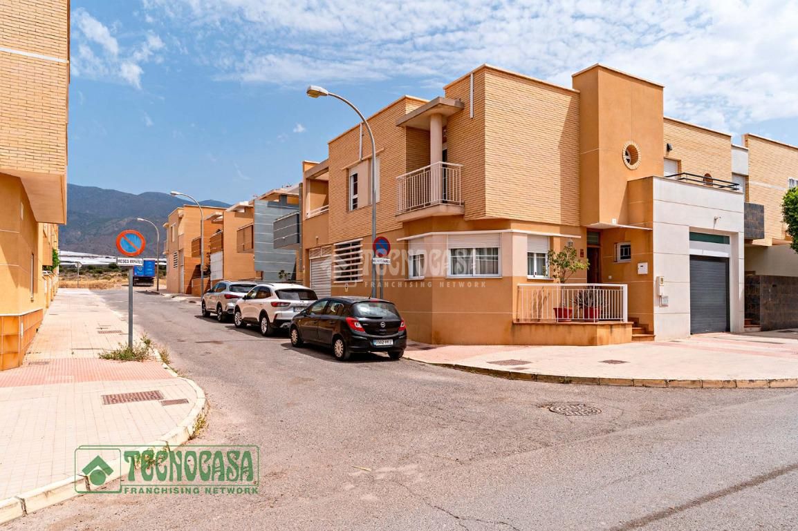 Vista exterior de Casa adosada en venda en El Ejido amb Aire condicionat, Calefacció i Terrassa