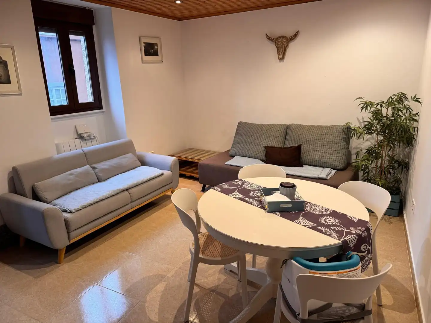 Sala d'estar de Casa adosada en venda en Boiro amb Calefacció, Moblat i Forn