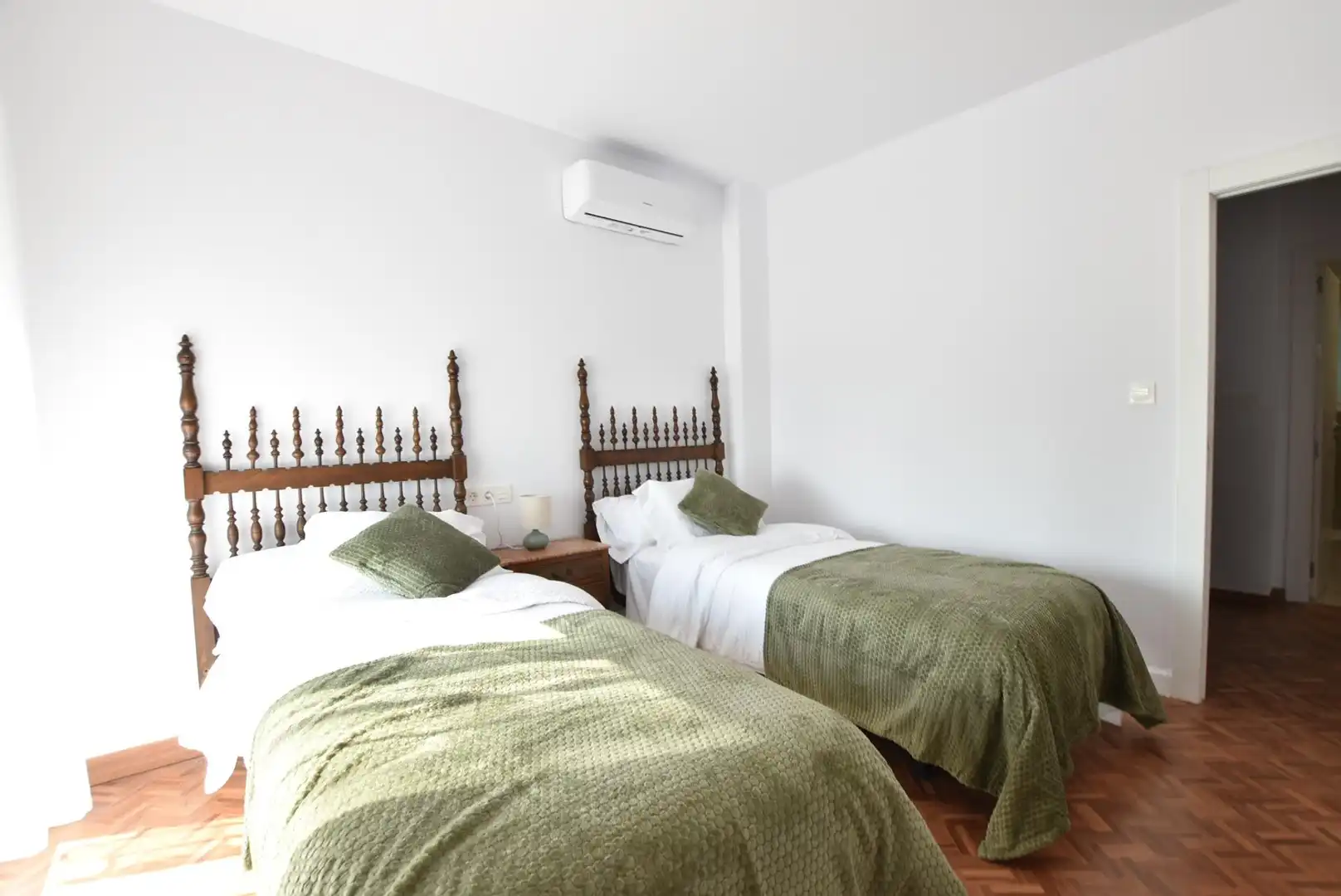 Dormitori de Casa o xalet de lloguer en Granada amb Aire condicionat, Terrassa i Piscina