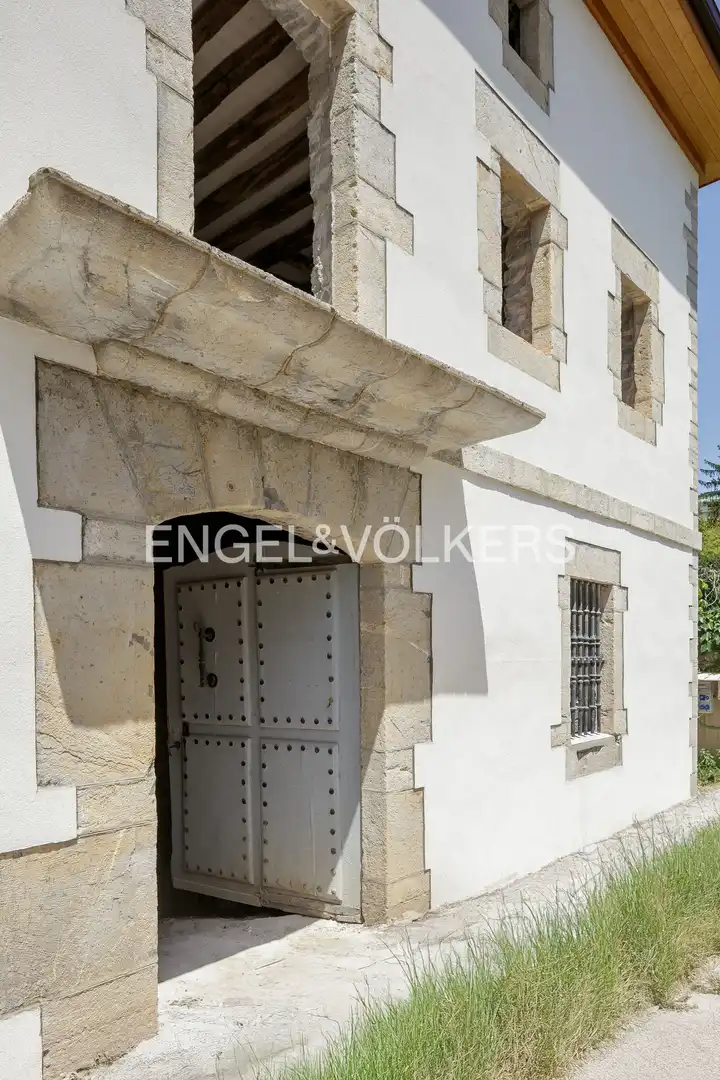 Vista exterior de Àtic en venda en Gorliz amb Calefacció, Jardí privat i Piscina