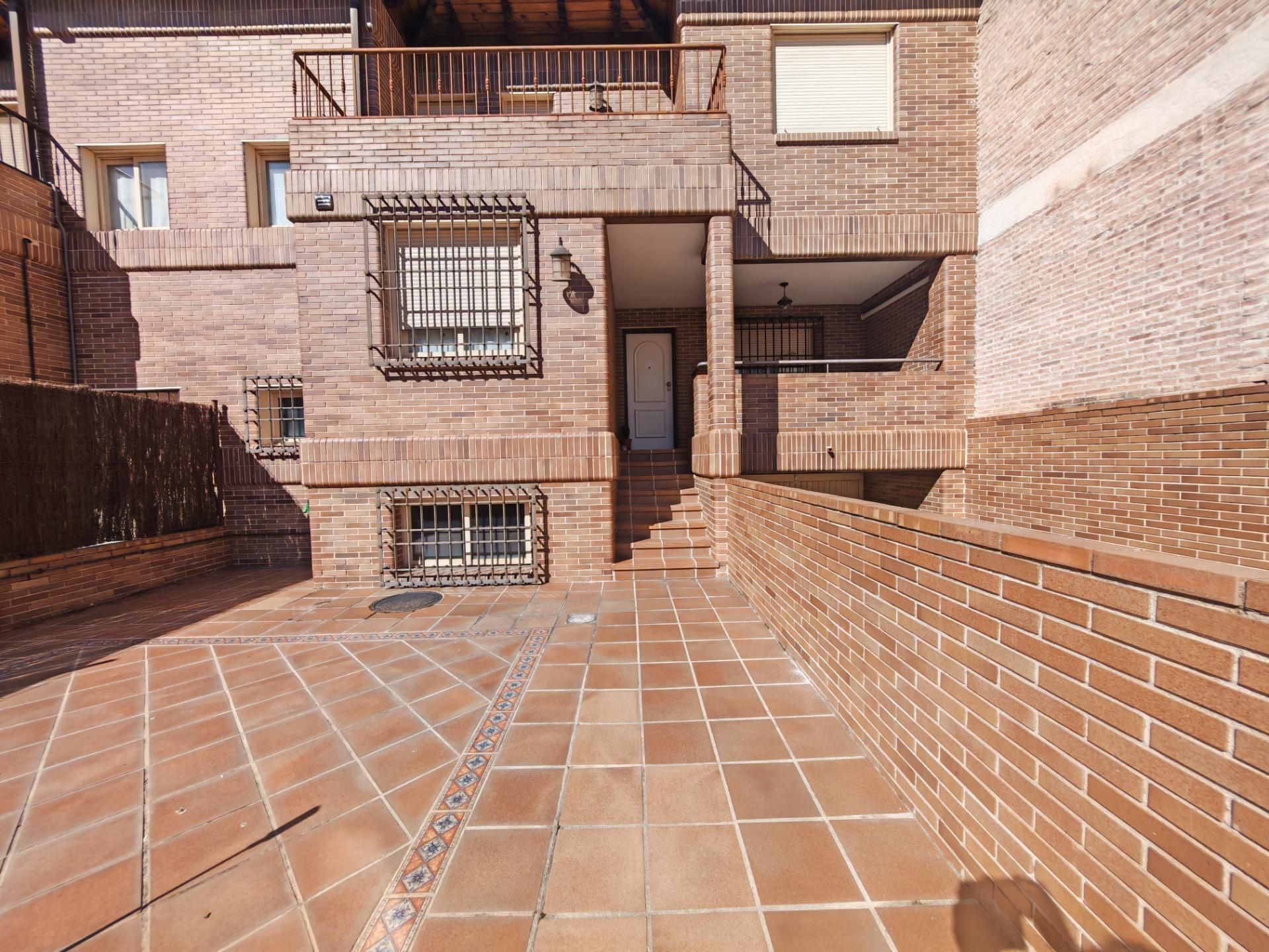 Exterior view of House or chalet for sale in Illescas  with Heating, Terrace and Storage room