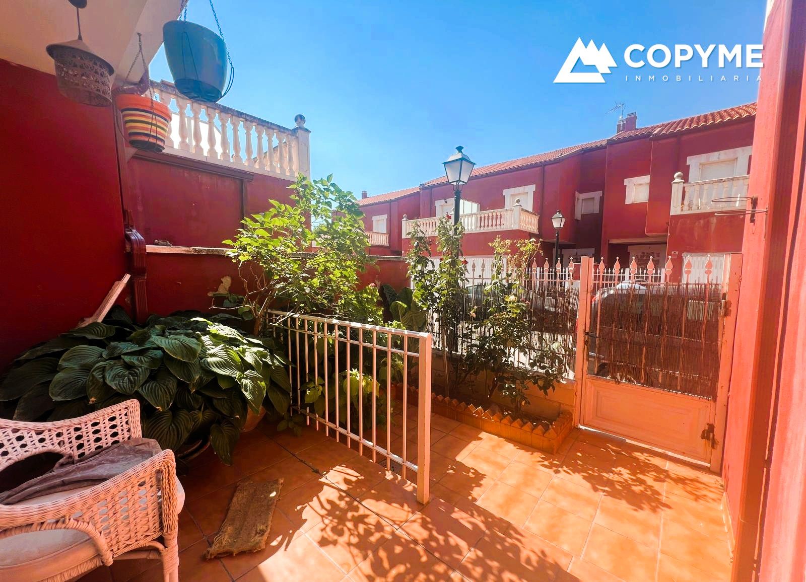 Vista exterior de Casa adosada en venda en Santo Domingo-Caudilla amb Aire condicionat, Calefacció i Jardí privat