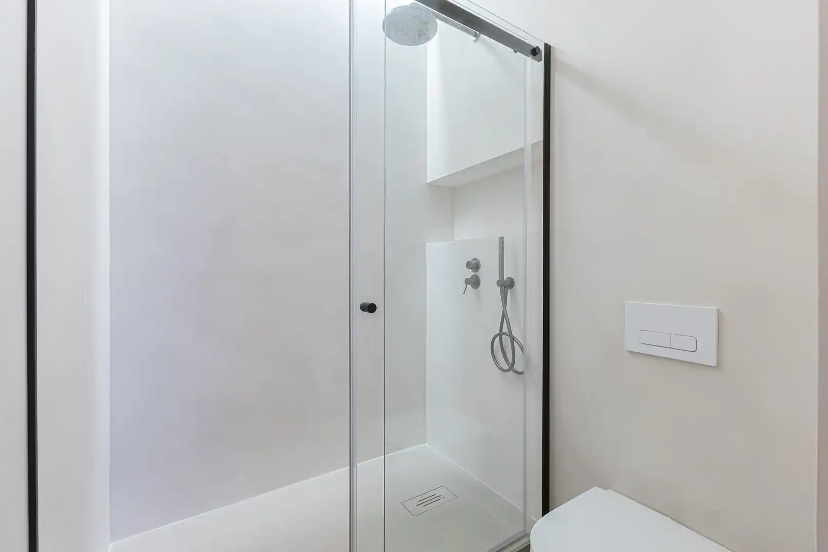 Badezimmer von Wohnung zum Verkauf in Barcelona mit Klimaanlage, Heizung und Balkon
