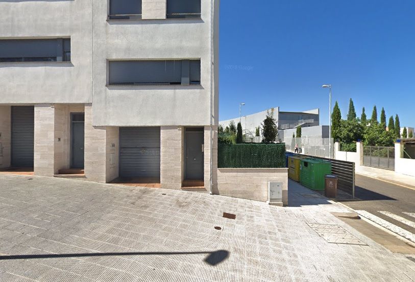 Vista exterior de Casa adosada en venda en La Bisbal d'Empordà