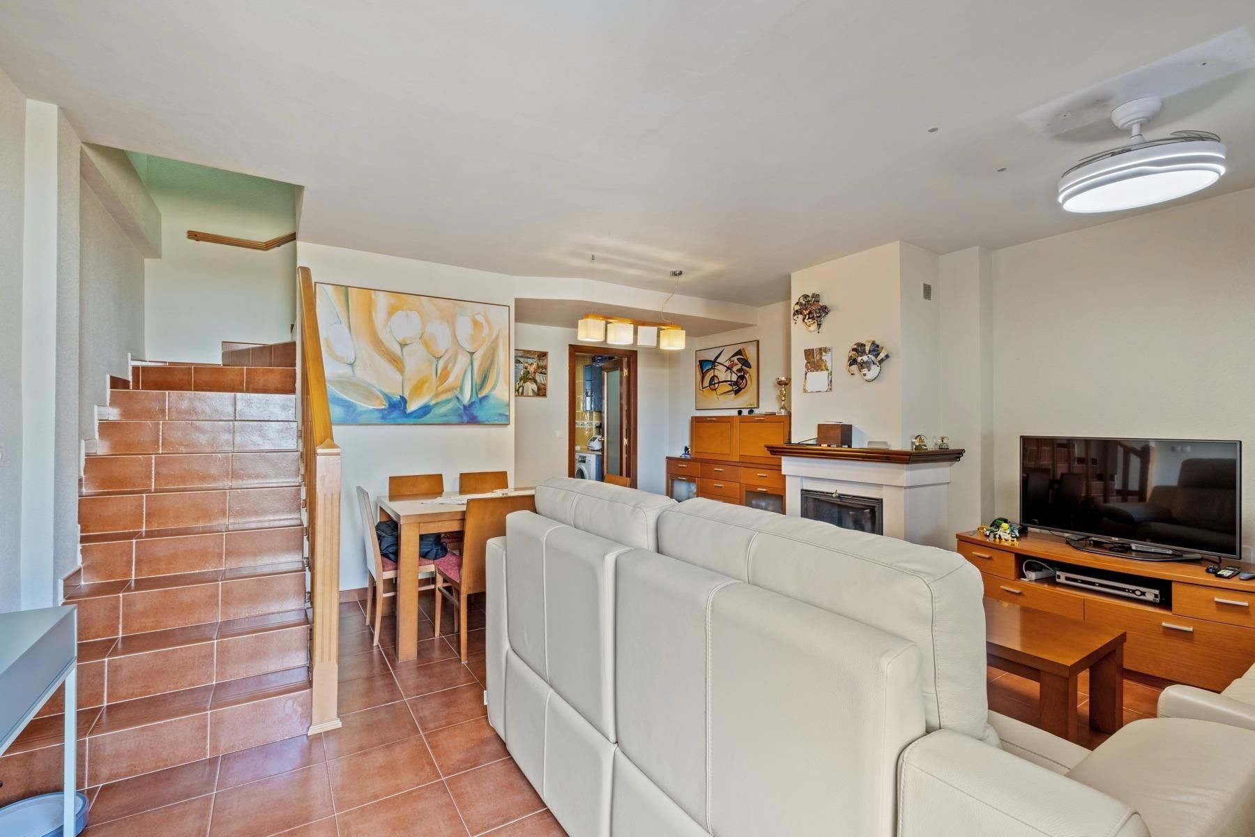 Sala d'estar de Casa adosada en venda en Cártama amb Aire condicionat i Piscina comunitària