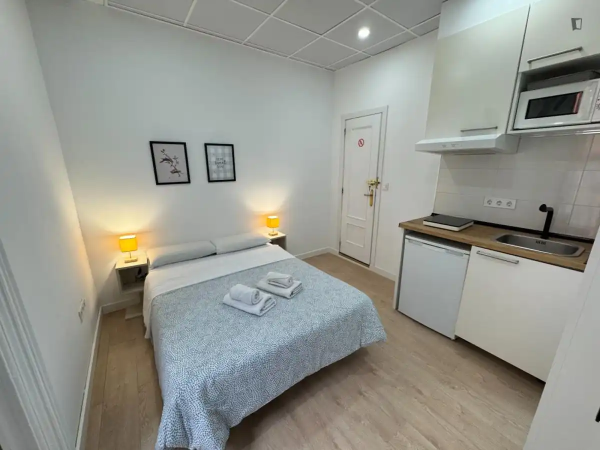 Schlafzimmer von Wohnung zur Miete in Madrid mit Klimaanlage, Heizung und Möbliert