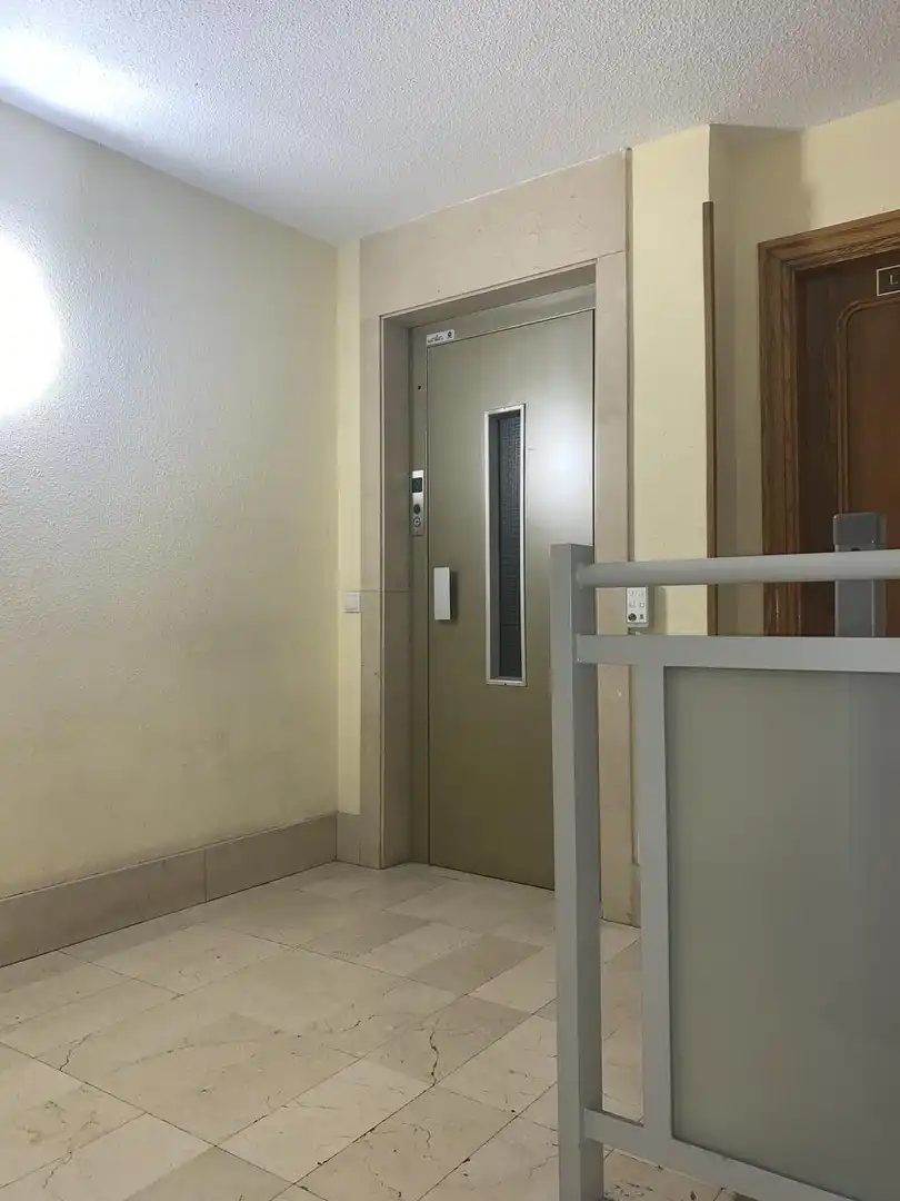 Study for rent in Madrid  with Air Conditioner, Terrace and Furnished