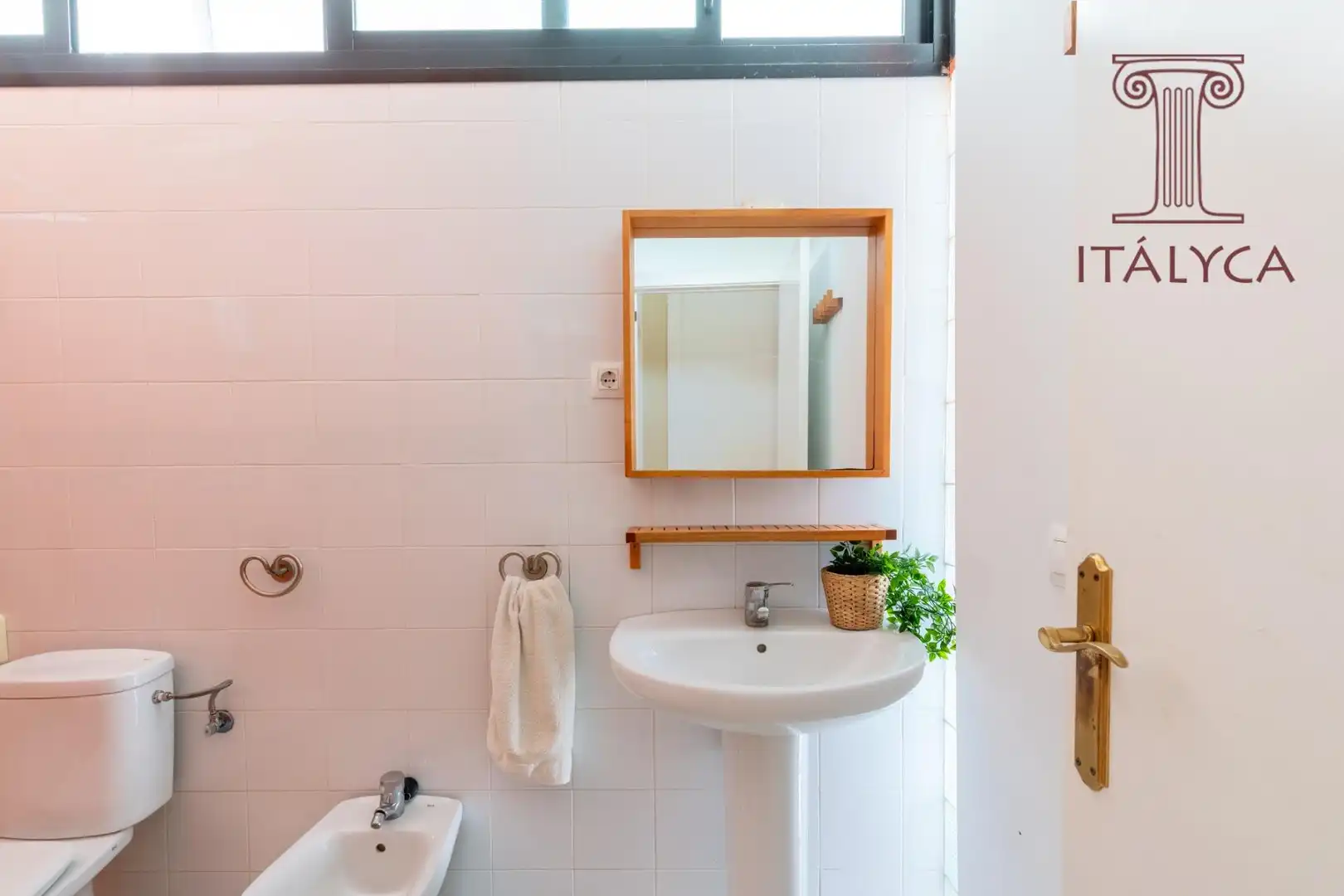 Bathroom of Houses for sale in El Castillo de las Guardas  with Private garden, Terrace and Community pool