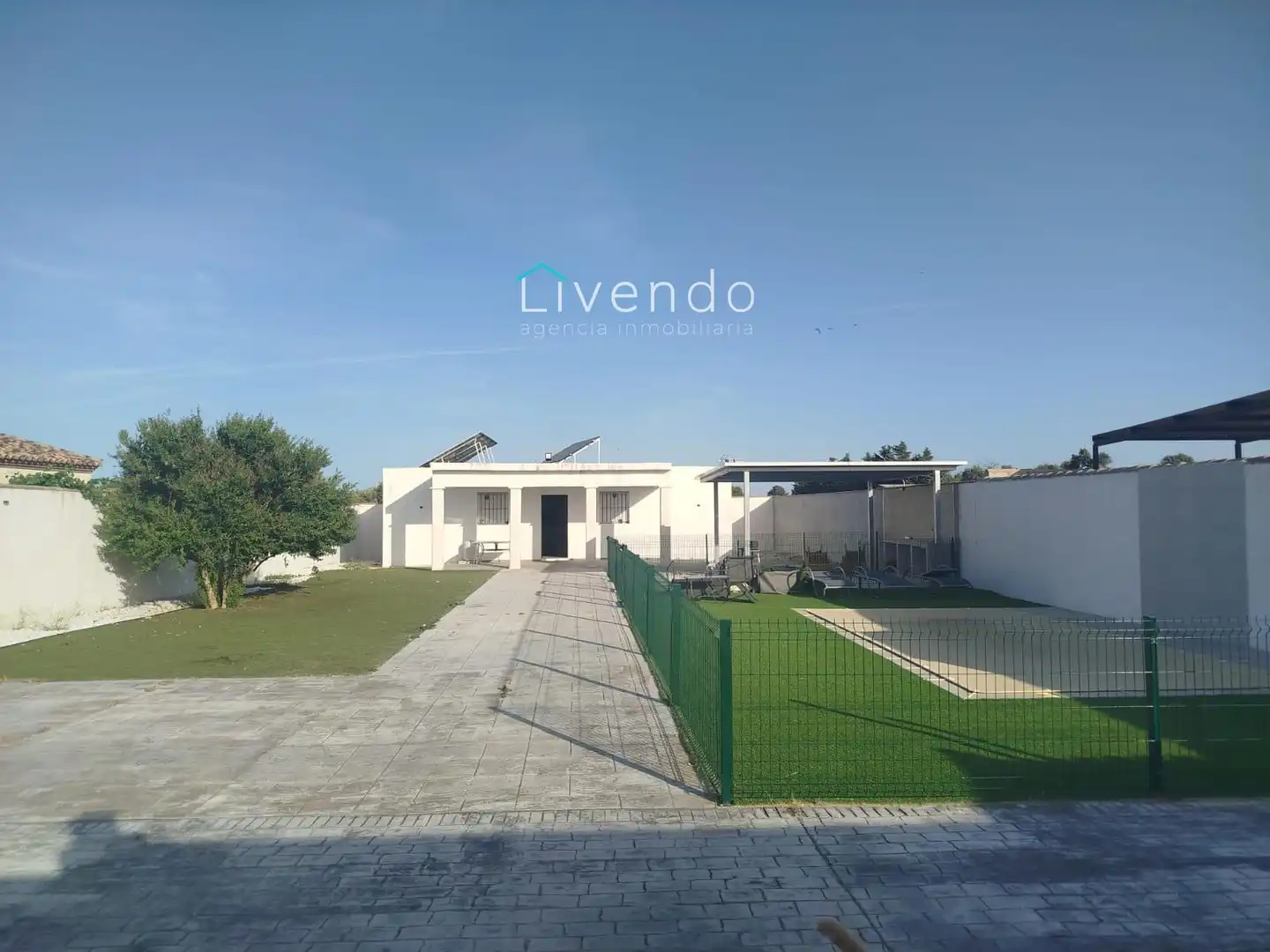 Vista exterior de Casa o xalet en venda en Chiclana de la Frontera amb Piscina