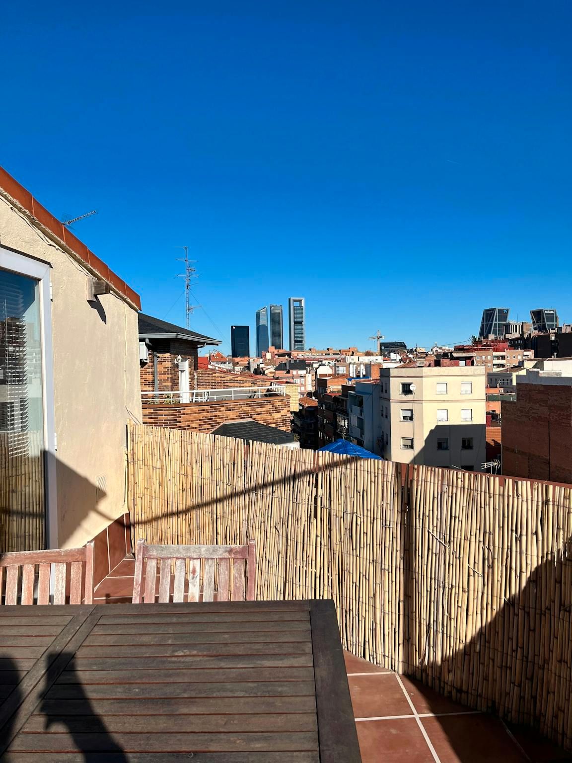Exterior view of Flat to rent in  Madrid Capital  with Air Conditioner, Private garden and Furnished