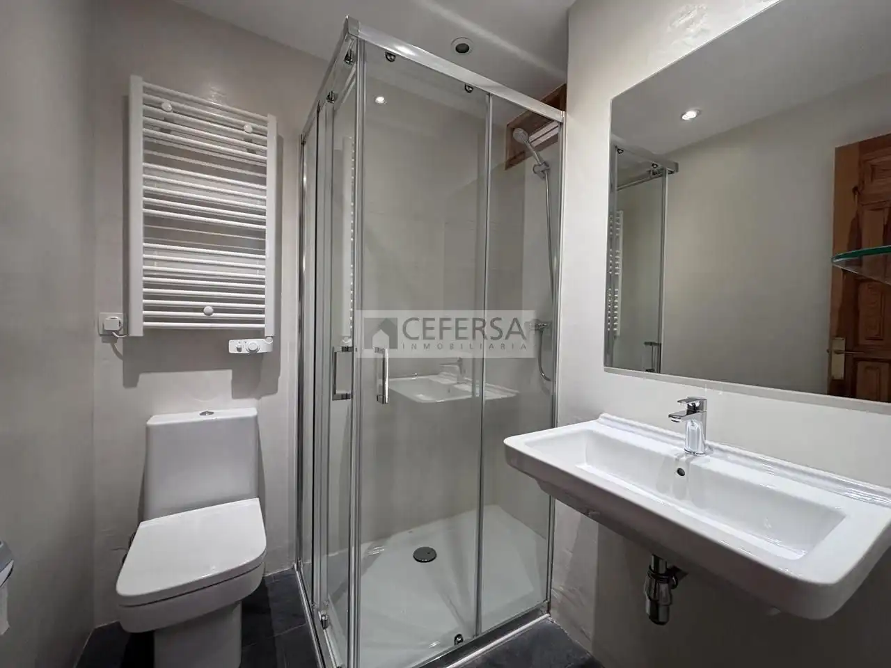 Badezimmer von Haus oder Chalet zur Miete in Alp mit Heizung, Privatgarten und Parkett