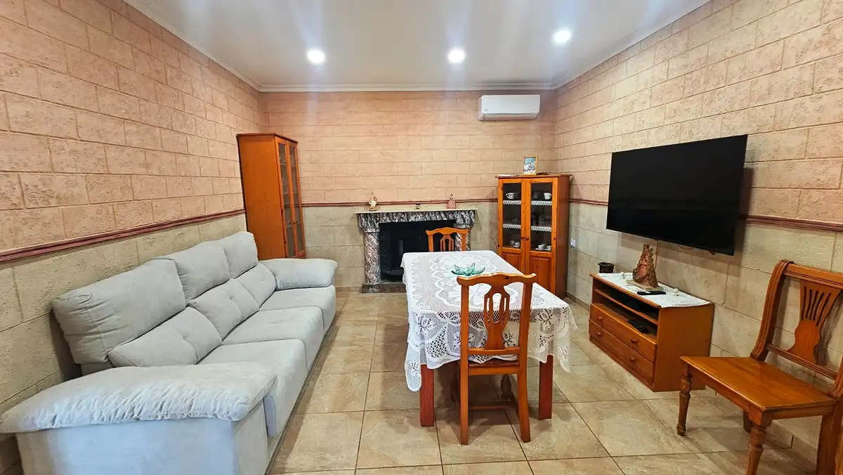 Sala d'estar de Casa o xalet en venda en Cumbres Mayores amb Aire condicionat, Jardí privat i Terrassa