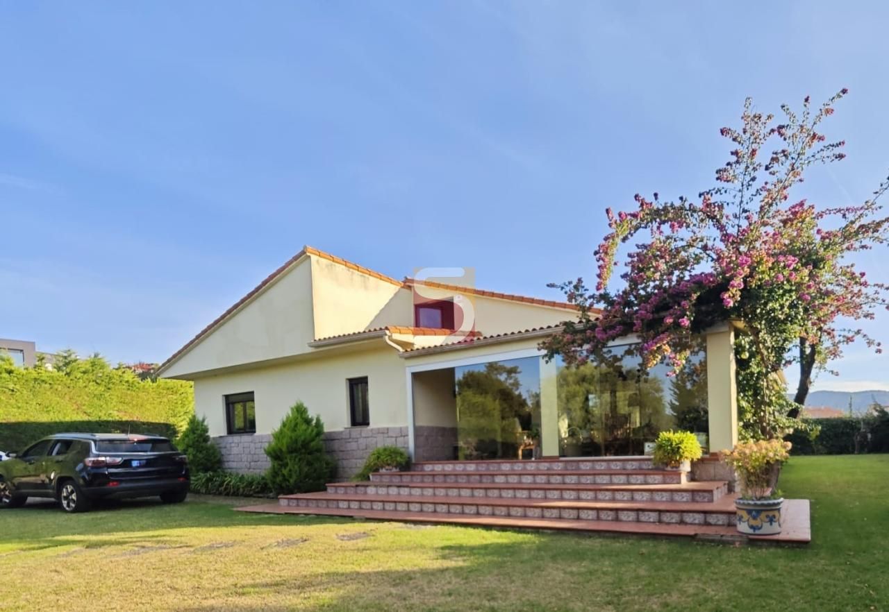 Vista exterior de Casa o xalet de lloguer en Nigrán amb Calefacció, Jardí privat i Piscina