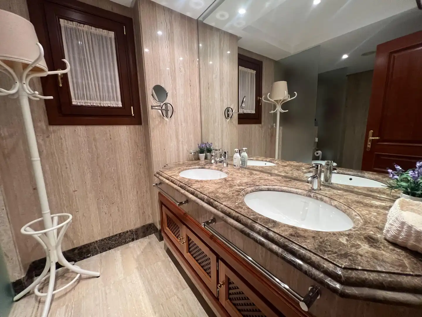 Badezimmer von Wohnung zum Verkauf in Estepona mit Klimaanlage, Privatgarten und Terrasse