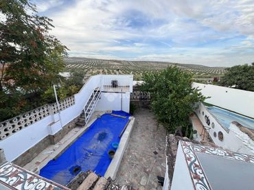 Casa aparellada amb piscina en venda a Torredelcampo