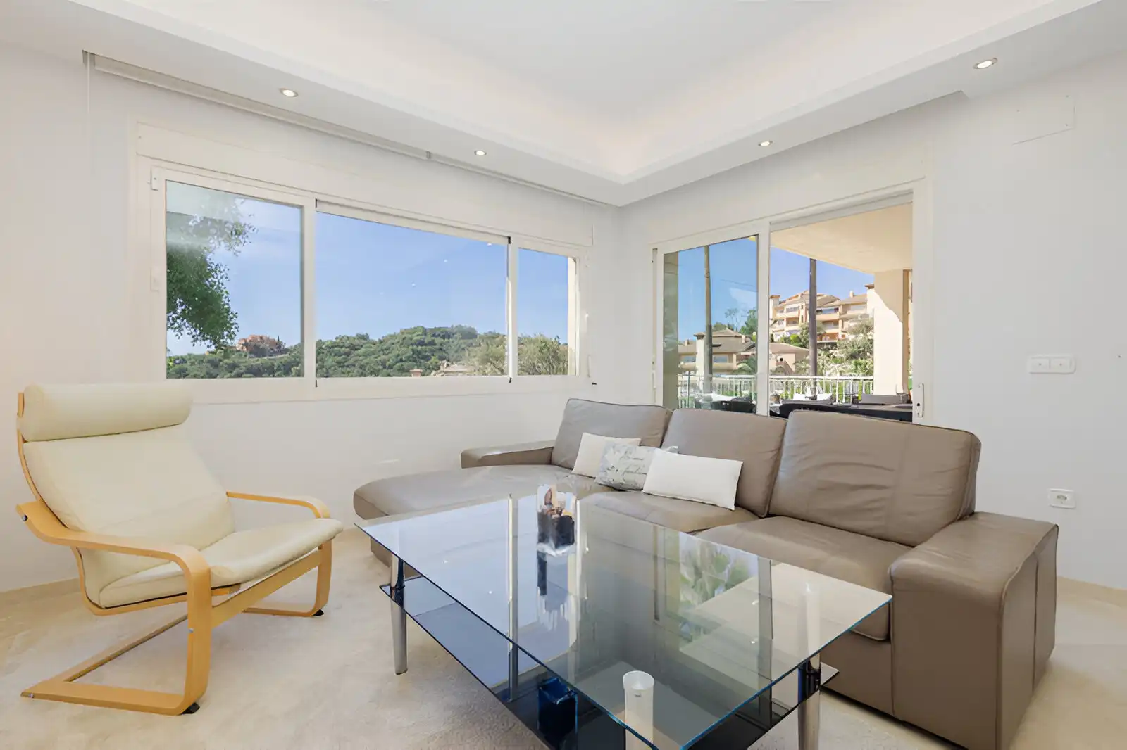 Wohnzimmer von Erdgeschoss zum Verkauf in Marbella mit Klimaanlage, Privatgarten und Terrasse