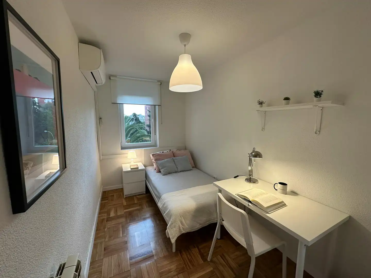 Schlafzimmer von Wohnung zur Miete in Madrid mit Klimaanlage, Heizung und Möbliert
