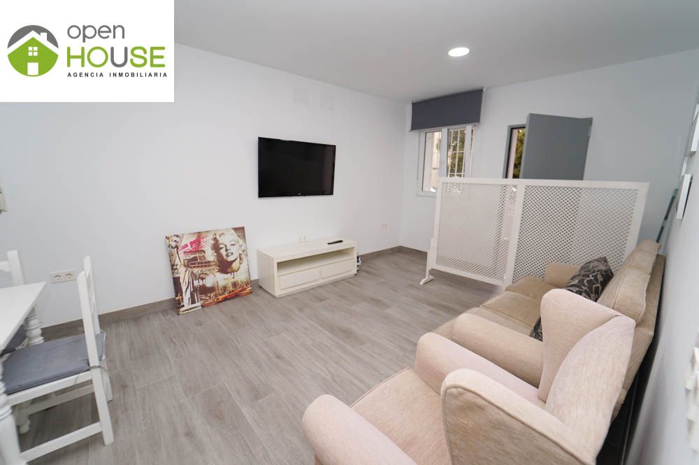 Living room of Flat to rent in  Granada Capital  with Air Conditioner, Furnished and Oven