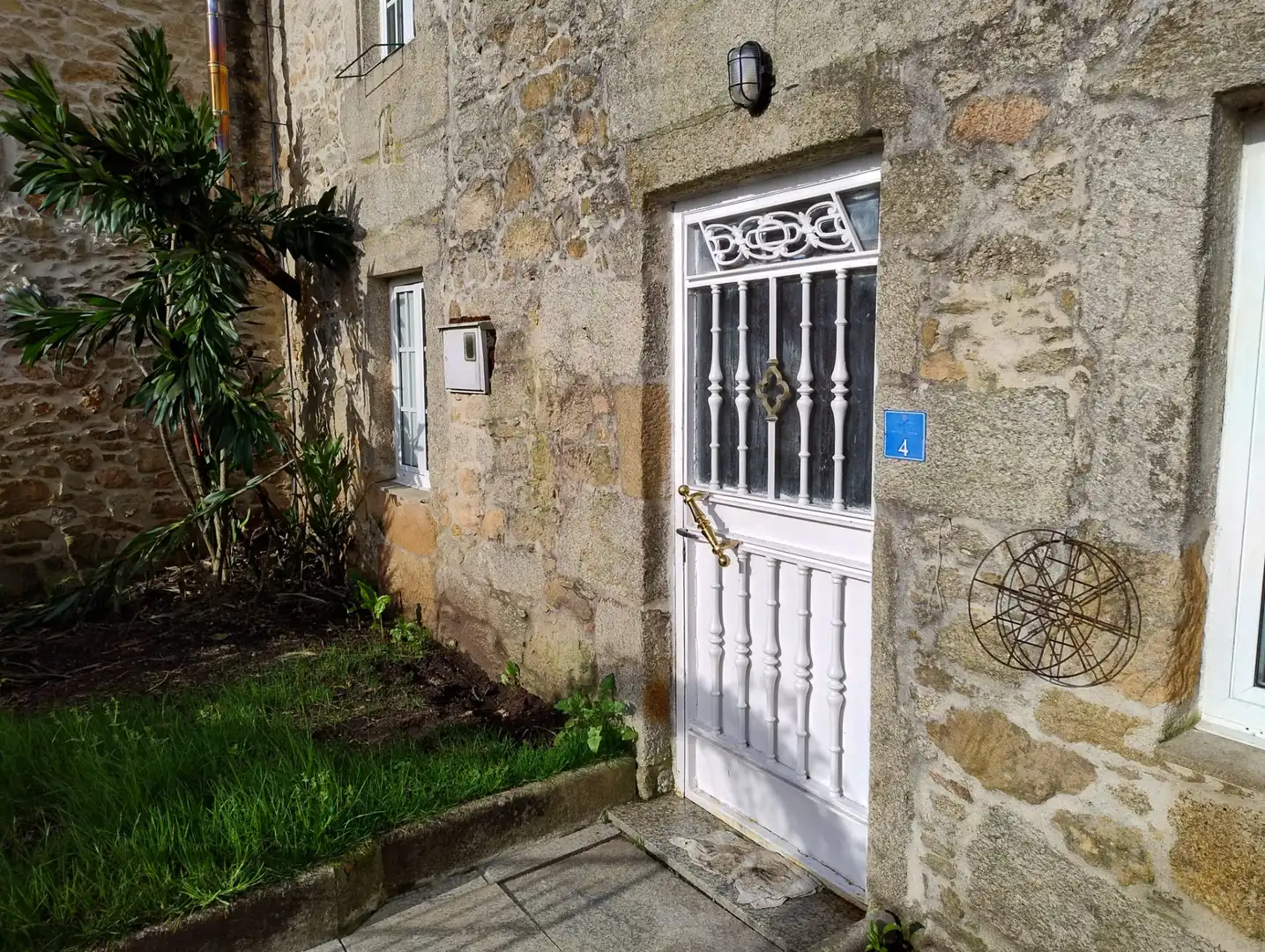 Außenansicht von Einfamilien-Reihenhaus zum Verkauf in Teo mit Heizung und Privatgarten