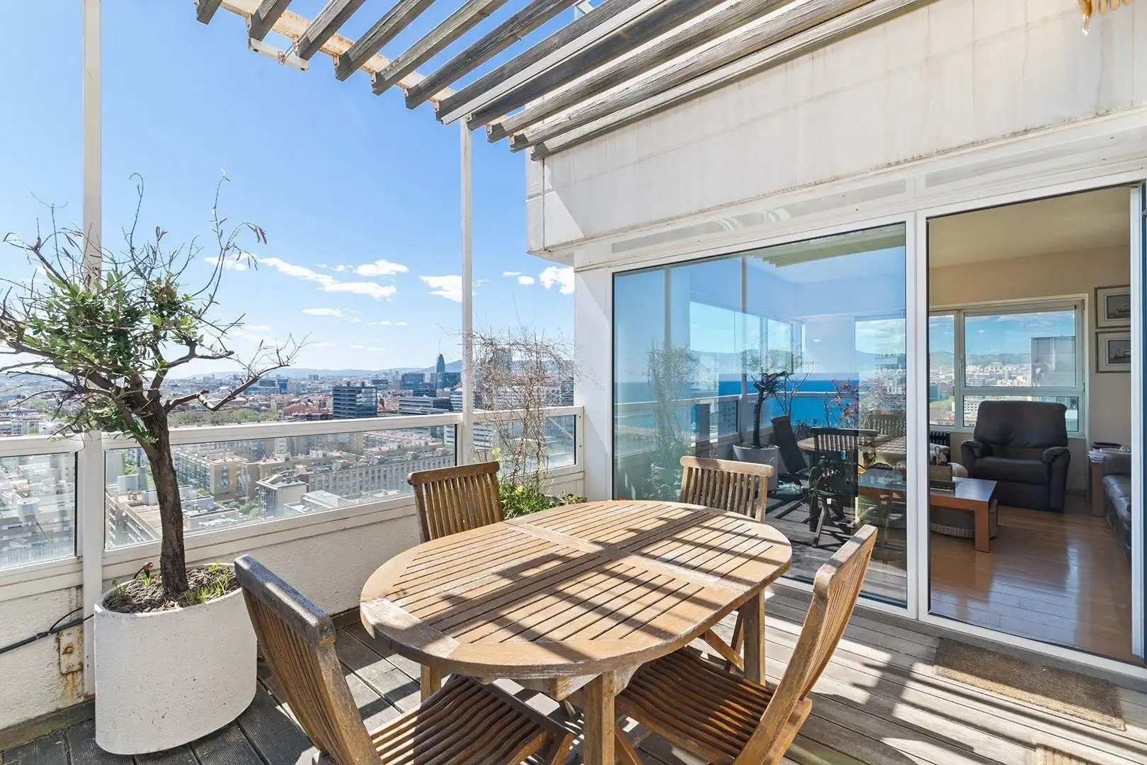 Terrasse von Maisonette zum Verkauf in Barcelona mit Klimaanlage, Heizung und Privatgarten