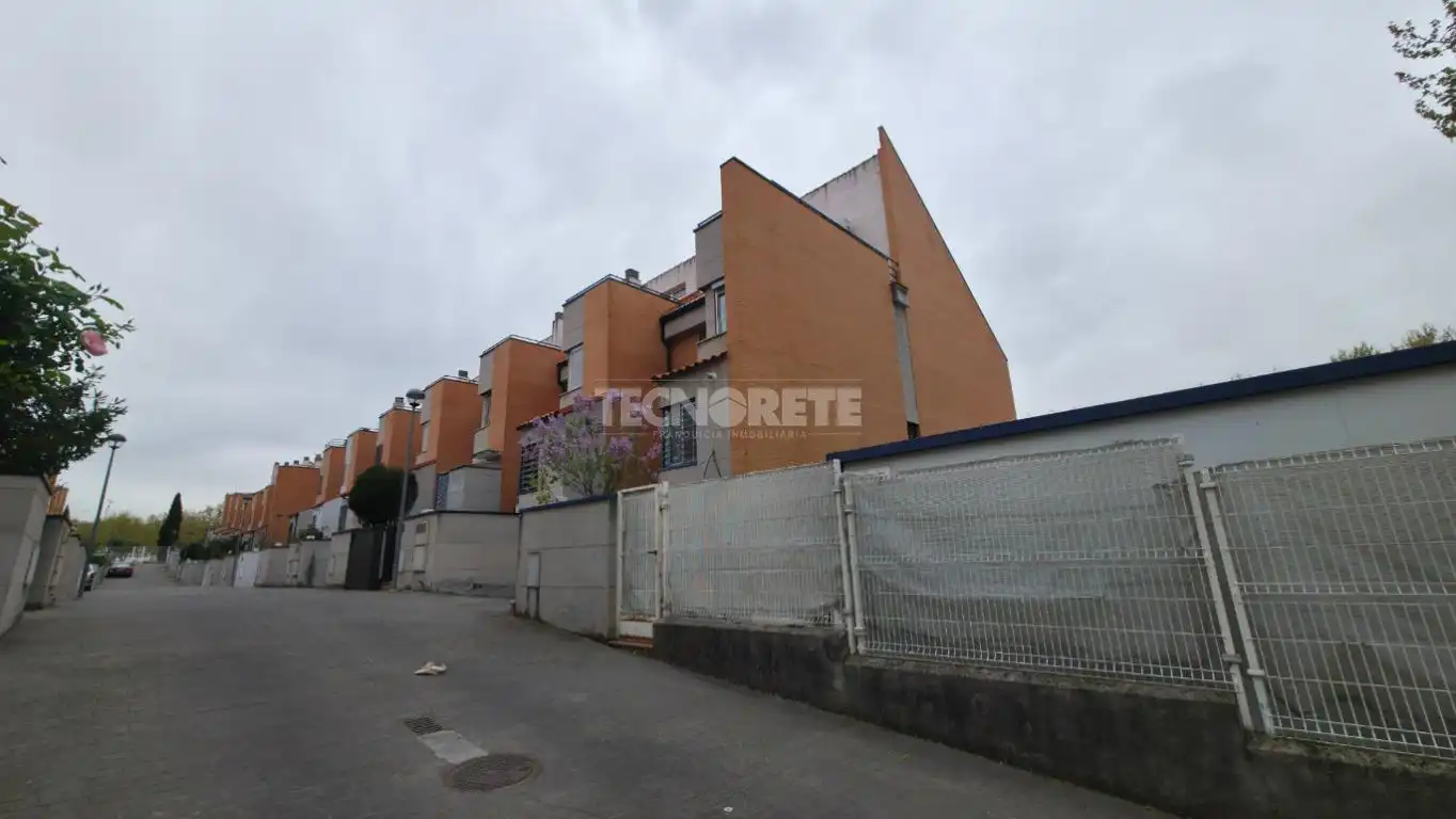 Vista exterior de Casa adosada en venda en Guadalajara Capital amb Jardí privat, Parquet i Terrassa