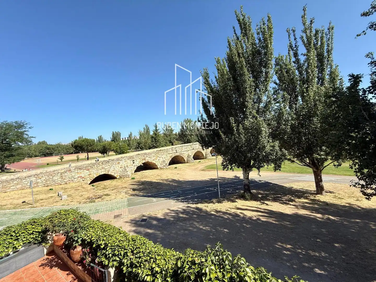 Außenansicht von Einfamilien-Reihenhaus zur Miete in Salamanca mit Heizung, Terrasse und Abstellraum